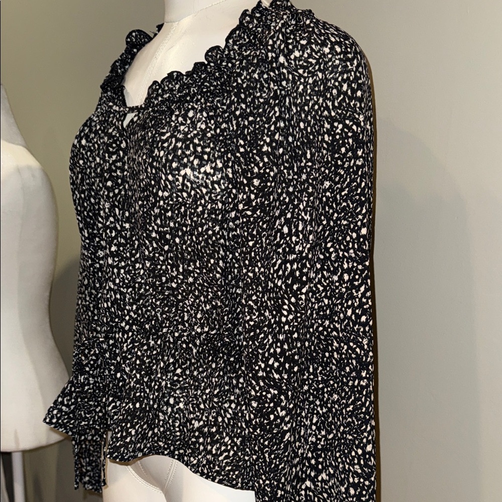 NWT Universal Thread Patterned Blouse - Picture 6 of 11